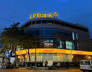 Biển hiệu Ngân hàng LPB